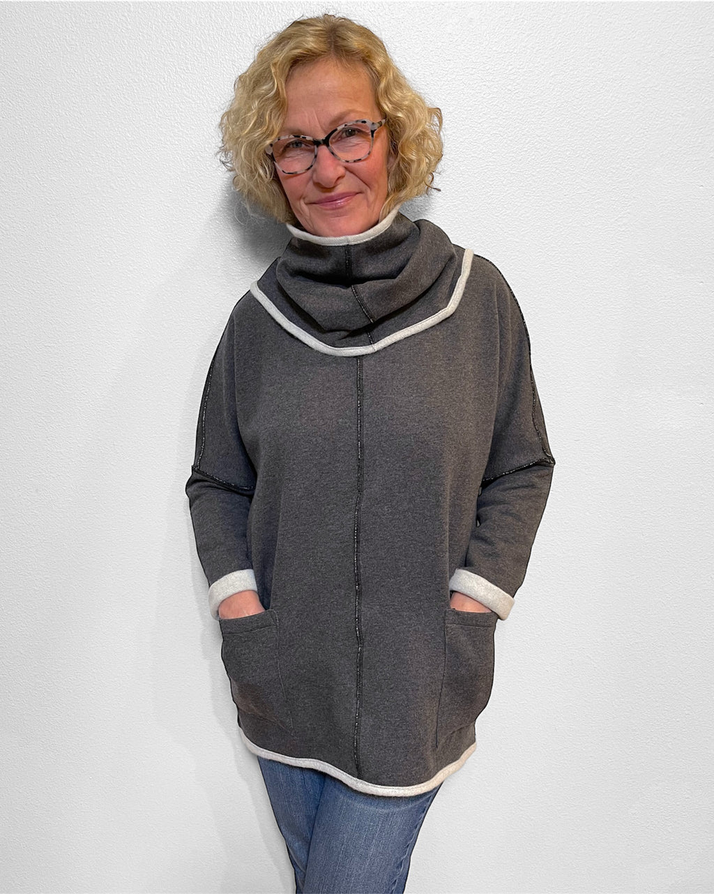 Grey white cozy sweatshirt with detachable collar