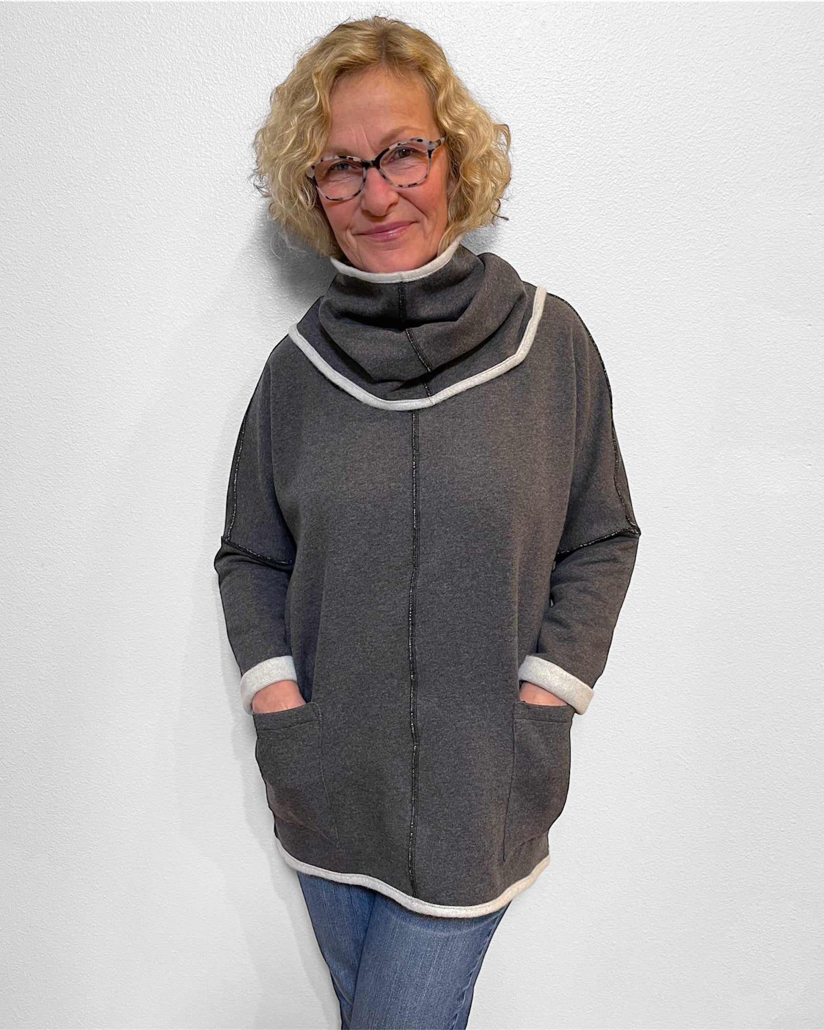 Grey white cozy sweatshirt with detachable collar