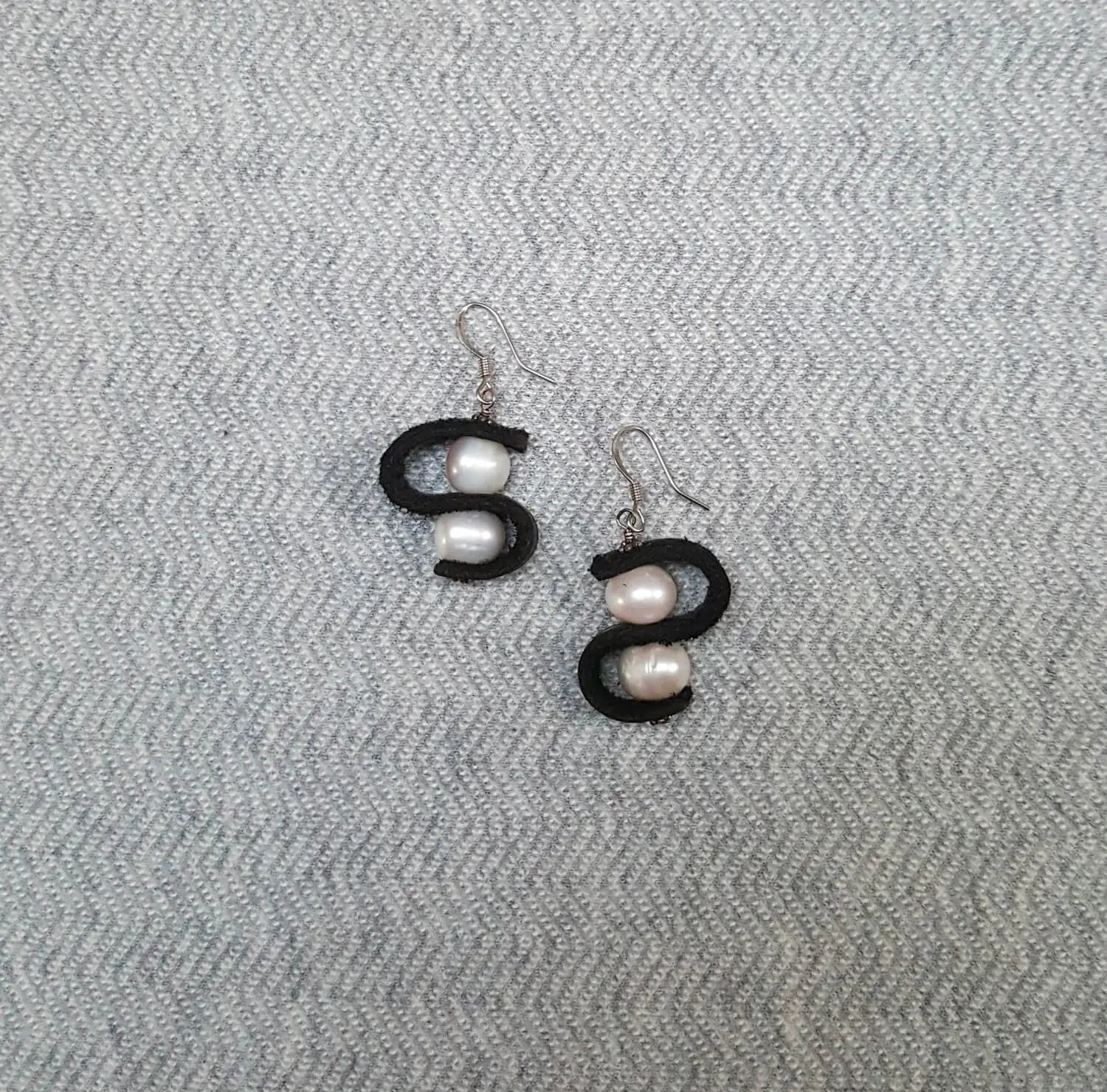 Leather Pearl Earrings - Modern S-Shape Design with Freshwater Pearls